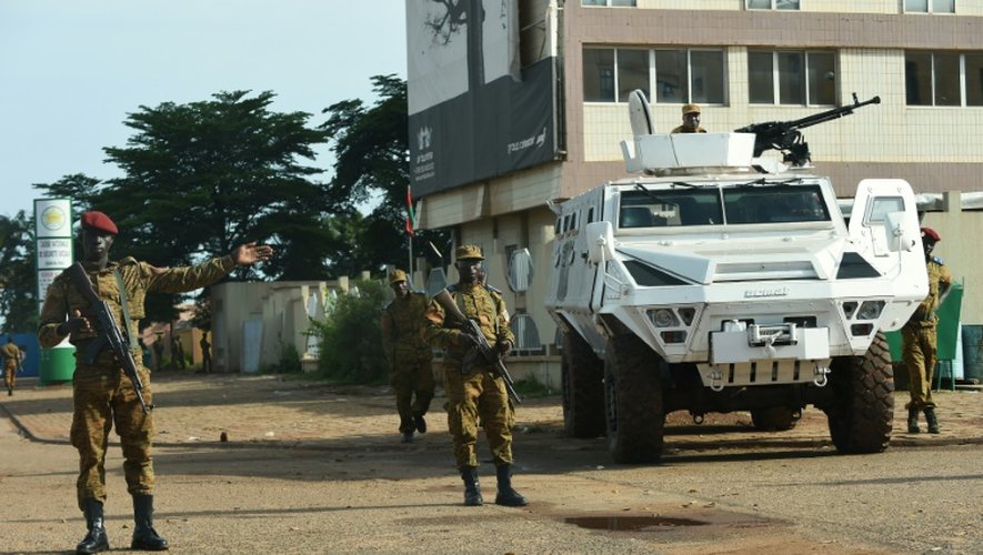 Des soldats burkinabè en position evant le camp Guillaume Ouedraogo, à Ouagadougou, le 22 septembre 2015