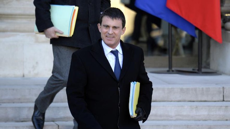 Manuel Valls à la sortie du Conseil de minitres le 11 décembre 2013 à l'Elysée