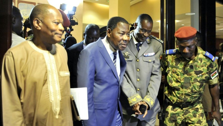 Mohamed Ibn Chambas (g), représentant de l'ONU pour l'Afrique de l'Ouest, le président du Bénin Thomas Boni Yayi (2e g) et le général putschiste Gilbert Diendéré (2e d) à la sortie d'une réunion le 19 septembre 2015 à Ouagadougou