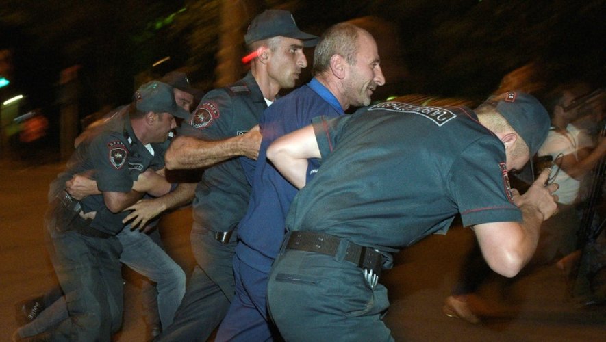 Des policiers arméniens interpellent des partisans des opposants armés retranchés dans un commissariat d'Erevan, le 29 juillet 2016