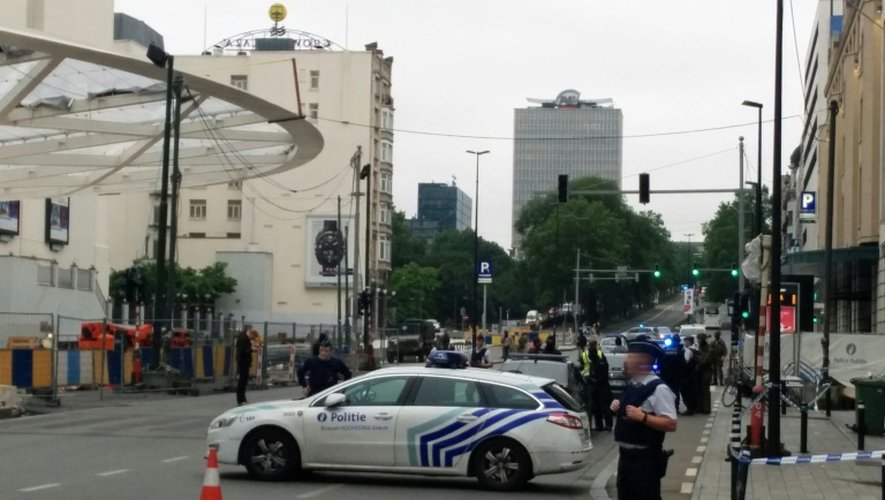 Des policiers près d'un centre commercial dans le centre de Bruxelles suite à une alerte à la bombe, le 21 juin 2016