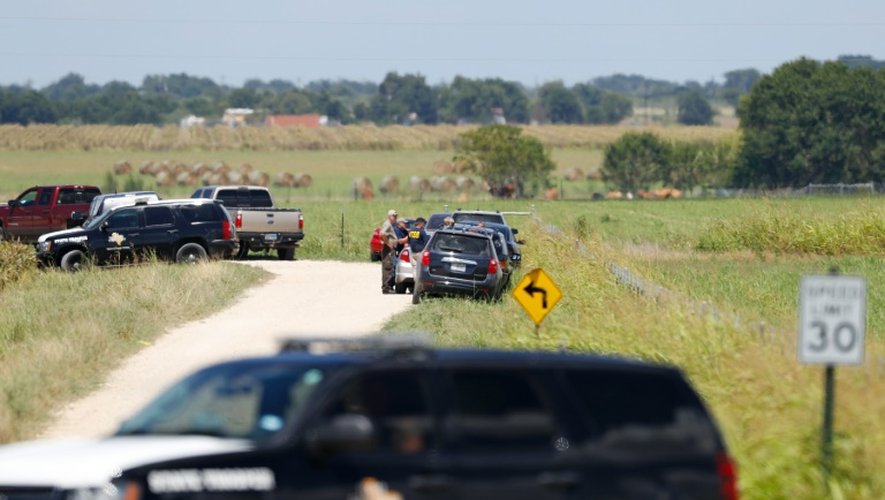 Des enquêteurs sur le site où s'est écrasée une montgolfière avec au moins 16 personnes à bord, à Maxwell, au Texas, dans le sud des Etats-Unis, le 30 juillet 2016