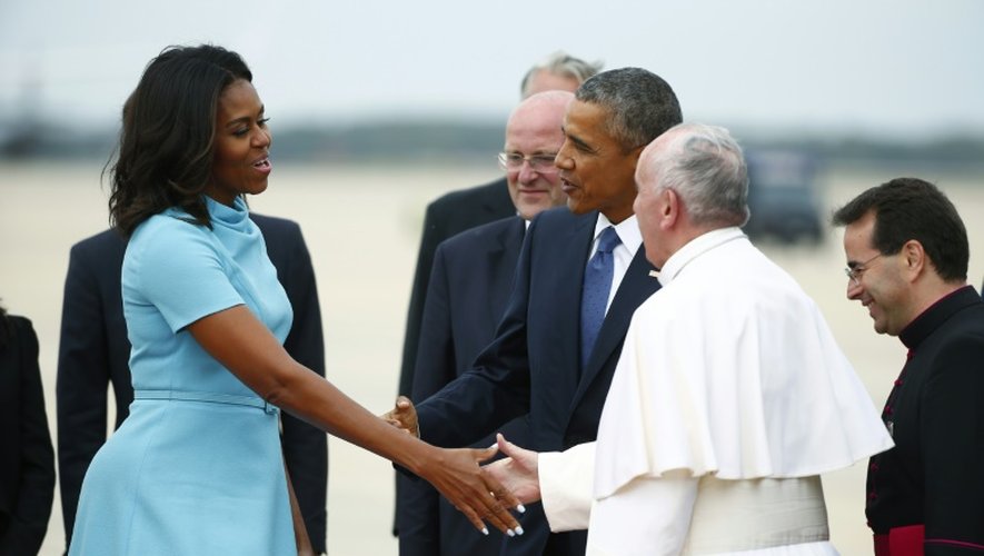 La première dame Michelle Obama acueille le pape François à son arrivée aux Etats-Unis, le 22 septembre 2015 à la base aérienne d'Andrews