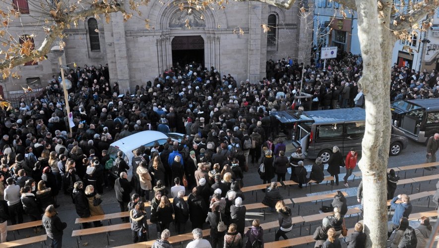 Près de 3 000 personnes ont assisté jeudi à Millau dans le plus grand recueillement aux obsèques d'Aude.