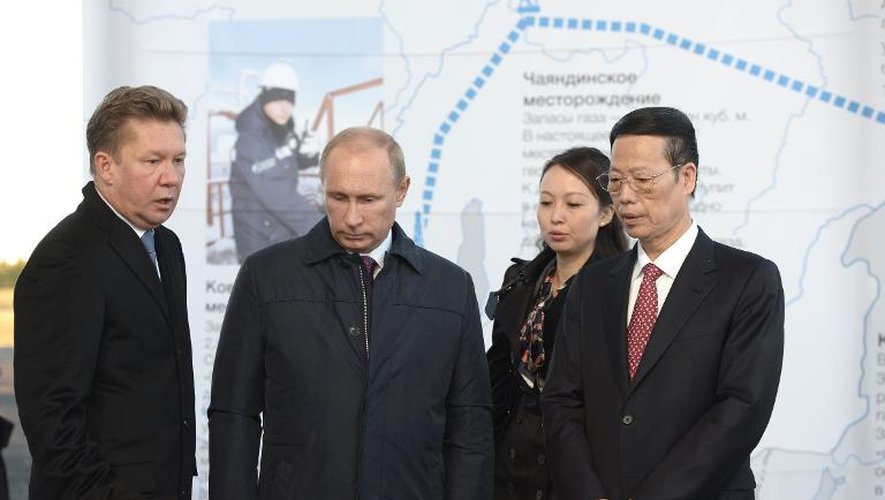 Le dirigeant de Gazprom, Alexeï Miller( g), le président russe Vladimir Poutine (d) et Zhang Gaoli, premier vice-premier ministre chinois lors du lancement du gazoduc "Force de Sibérie", à Iakoutie, en Sibérie orientale, le 1er septembre 2014