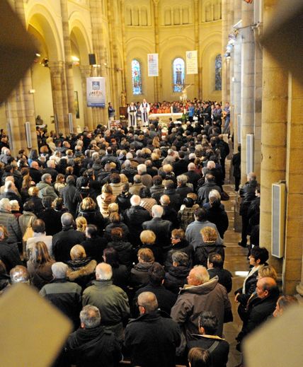 Plusieurs centaines de personnes - la famille, des amis de classe au collège Marcel-Aymard et des anonymes - ont assisté à la cérémonie empreinte de sobriété à l'église Saint-François.