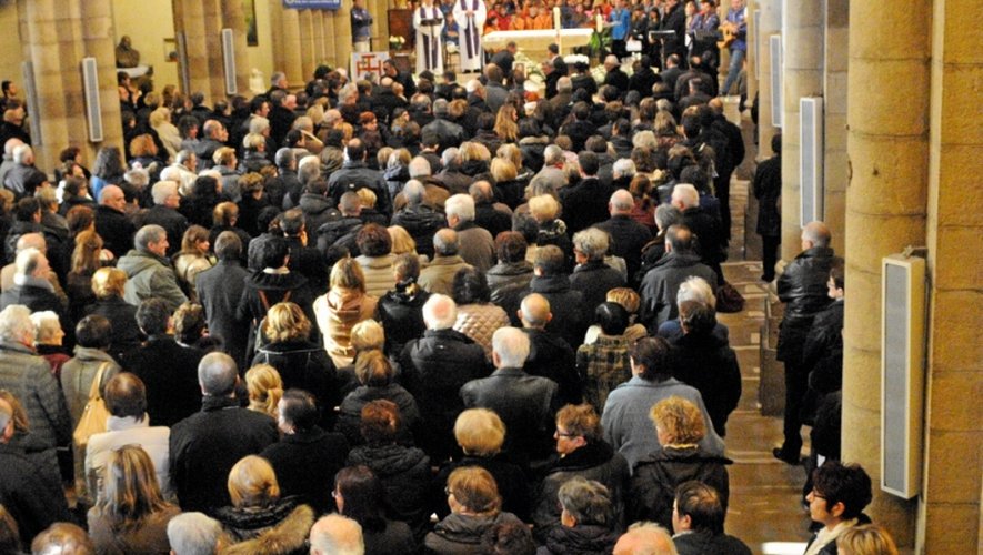 Plusieurs centaines de personnes - la famille, des amis de classe au collège Marcel-Aymard et des anonymes - ont assisté à la cérémonie empreinte de sobriété à l'église Saint-François.
