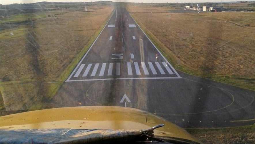 La piste d’atterrissage de l’aéroport de Rodez depuis le cockpit du Cessna 172. Des baptêmes de l’air seront proposés toute la journée de dimanche.