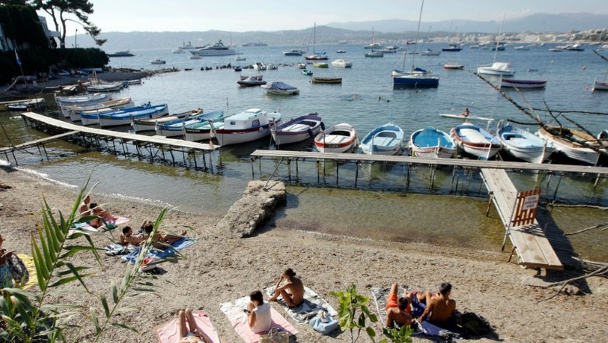 Des vacanciers à Juan les Pins, près d'Antibes, dans le sud-est de la France, le 15 août 2012