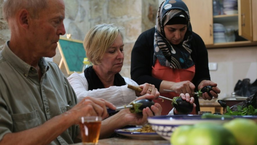 Une Palestinienne apprend à des étrangers à réaliser une spécialité de Naplouse, le 19 septembre 2015