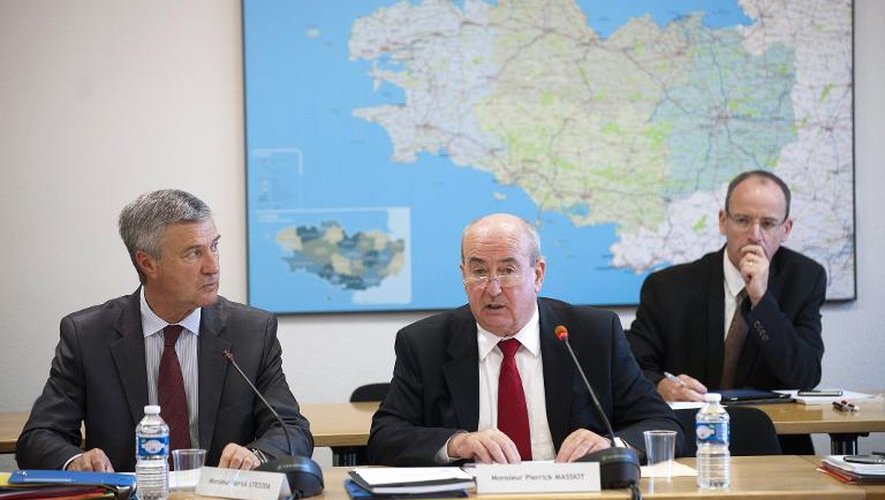 Le préfet de région Patrick Strzoda et le président PS du conseil régional Pierrick Massiot le 30 octobre 2013 à Rennes