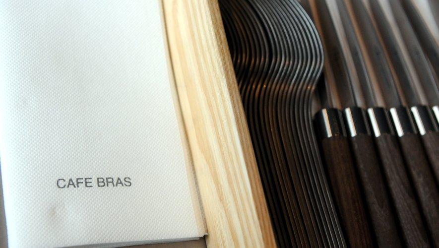 Imaginé pour habiller les tables du café Bras à Rodez, le couteau "Outrenoir" sera finalement proposé à la vente dans une version plus sombre.