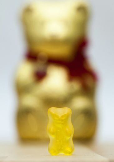 Un ourson en gélatine de Haribo devant une figurine en chocolat du groupe Lindt