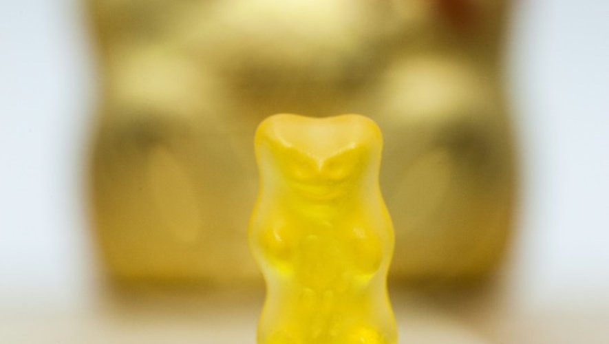 Un ourson en gélatine de Haribo devant une figurine en chocolat du groupe Lindt