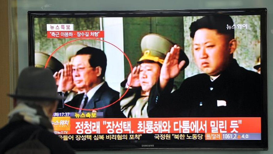 Images télévisées du leader nord-coréen Kim Jong-Un et de son oncle (g) Jang Song-Thaek, le 3 décembre 2013 dans une gare à Séoul