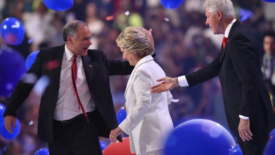 L'ancien président Bill Clinton (d) accompagne sa femme Hillary sur scène et Tim Kaine (g) colisiter démocrate, lors de la convention démocrate à  Philadelphie, le 28 juillet 2016