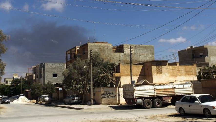 De la fumée s'élève d'un bâtiment de Benghazi à la suite d'une frappe aérienne, le 1er septembre 2014