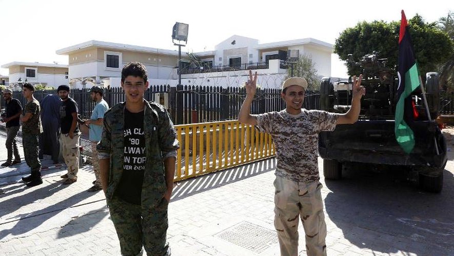 Des membres de la milice islamiste Fajr Libya dans l'enceinte de l'ambassade américaine à Tripoli, le 31 août 2014