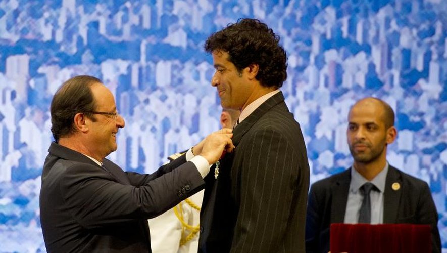 Francois Hollande décore de la Légion d'honneur l'ex-international de football brésilien Raí Souza Vieira de Oliveira le 12 décembre 2013 à Sao Paulo