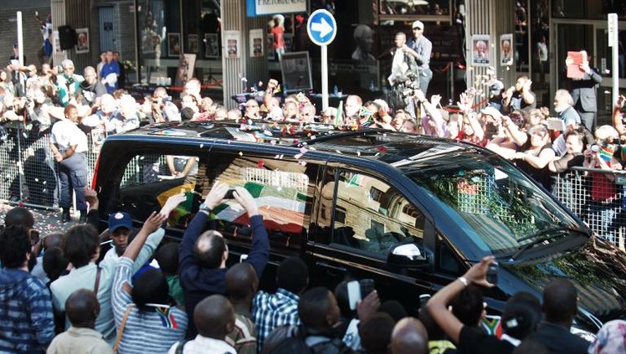 Le cercueil de Mandela acclamé par la foule le 13 décembre 2013 dans les rues de Pretoria