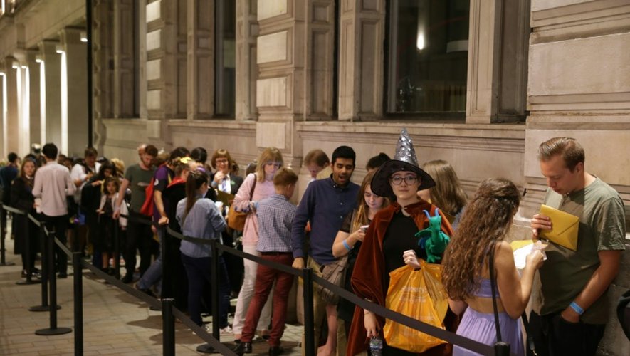Des centaines de fans, dont certains déguisés en Harry Potter, font la queue sur Piccadilly à Londres, le 30 juillet 2016