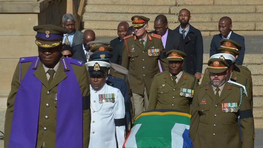 Le cercueil de Mandela porté par des militaires le 13 décembre 2013 à Pretoria