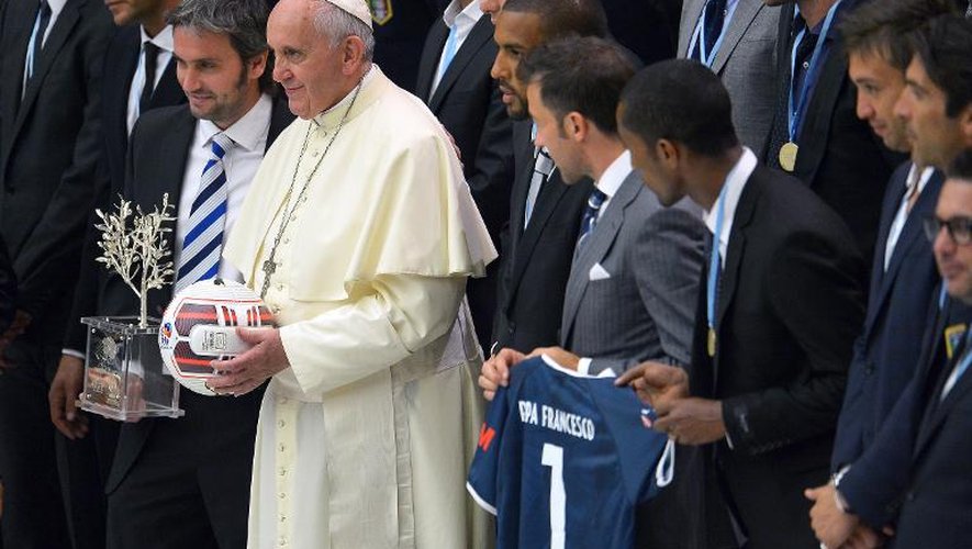 Le pape François pose avec un ballon avant un match de football interreligieux pour la paix, le 1er septembre 2014 au Vatican