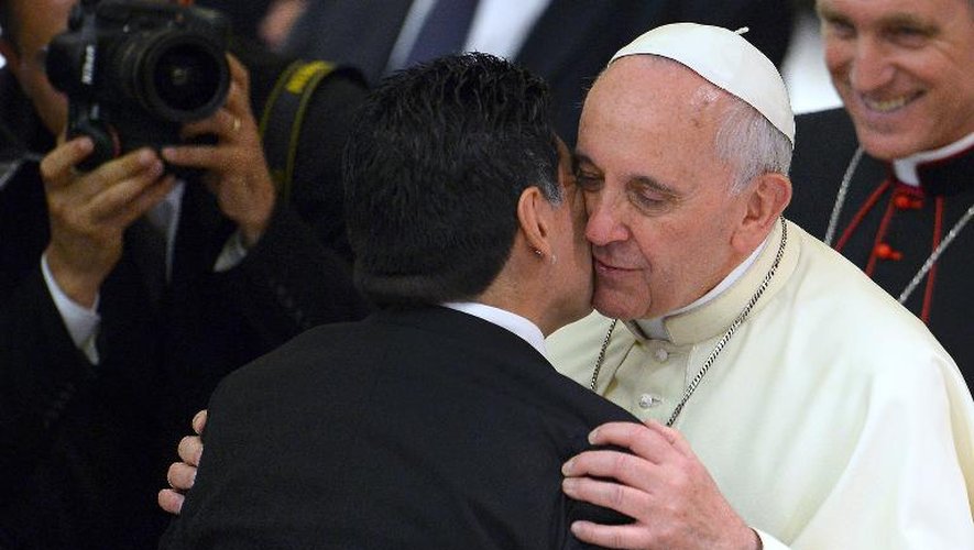 Le pape François embrasse l'ancien footballeur Diego Armando Maradona, avant la tenue d'un match interreligieux pour la paix, au Vatican le 1er septembre 2014