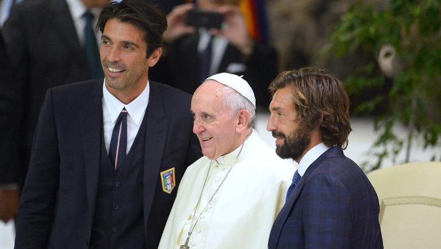 Les footballeurs Gianluigi Buffon et Andrea Pirlo posent avec le pape François au Vatican avant un match interreligieux pour la paix, le 1er septembre 2014