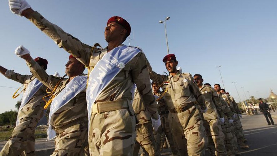 Des soldats volontaires irakiens, prêts à combattre après leur formation, à Kufa le 1er septembre 2014