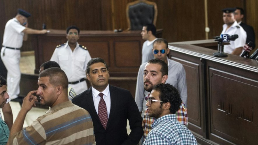 Mohamed Fahmy (c), journaliste canadien de la chaîne qatarie Al-Jazeera, et le journaliste égyptien Baher Mohamed (d), lors de leur procès au tribunal du Caire, le 29 août 2015