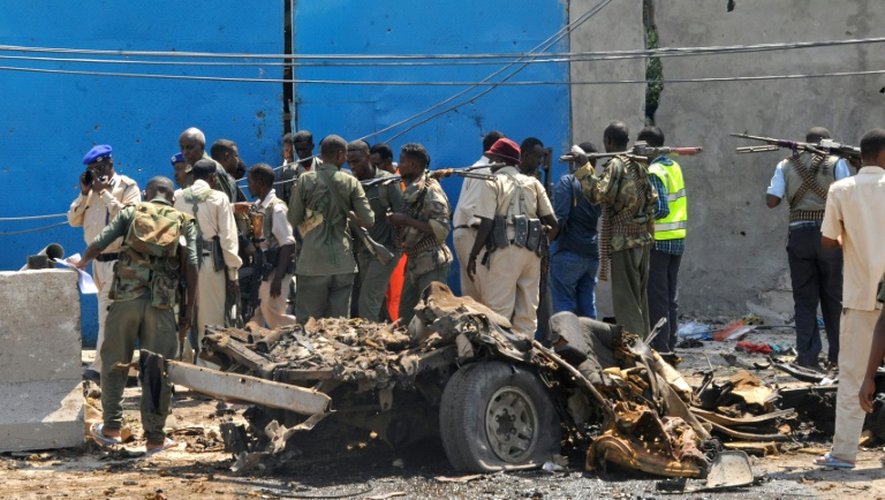 Soldats et policiers sur les lieux d'un attentat à la voiture piégée, le 31 juillet à Mogadiscio