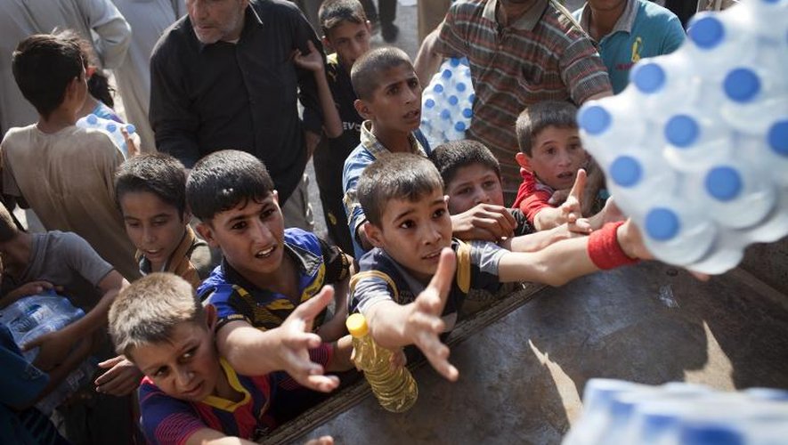Des Irakiens attendent les livraisons humanitaires, à Amerli, le 1er septembre 2014