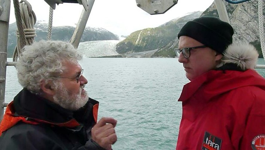 Les responsables de l'expédition "Tara-Océans", Etienne Bourgois (D), propriétaire de la goélette et le biologiste Eric Karsenti, devant le glacier Pia et la péninsule de Patagonie (Chili), le 4 février 2011