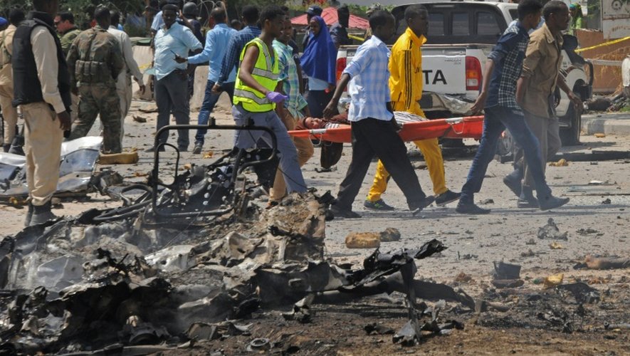 Des somaliens portent une femme blessée dans un attentat à la voiture piégée, le 31 juillet à Mogadiscio