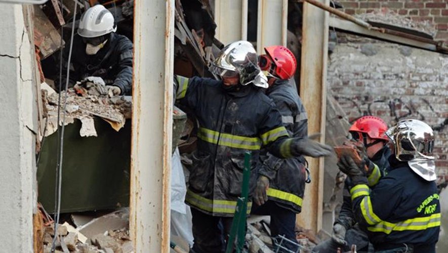Des pompiers s'affairent dans les ruines d'une maison qui s'est effondrée, à Lille le 1er septembre 2014
