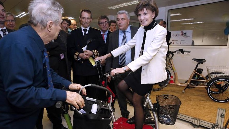 La ministre déléguée aux personnes âgées Michèle Delaunay en visite dans un centre d'innovation pour la mobilité des handicapés, le 10 décembre 2013 à Vélizy