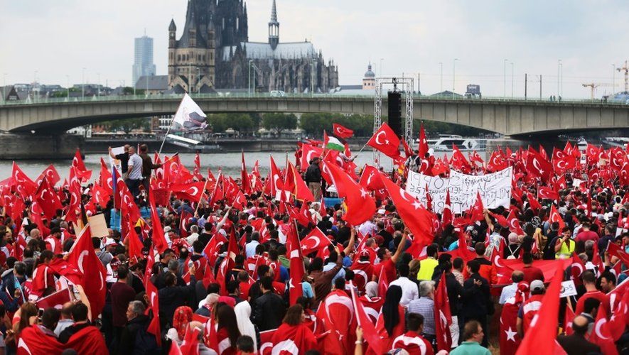 Des milliers de partisans du président turc, Recep Tayyip Erdogan, manifestent à Cologne, en Allemagne le 31 juillet 2016