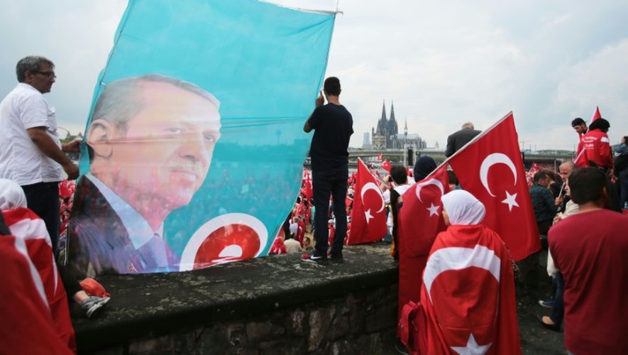 Des partisans du président turc, Recep Tayyip Erdogan, manifestent à Cologne, en Allemagne le 31 juillet 2016
