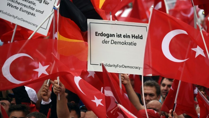 Des militants pro Erdogan manifestent le 31 juillet 2016 à Cologne, pour soutenir le président turc au moment où il fait face à des critiques sur ses purges à la suite de la tentative de putsch