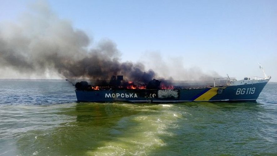 Le bateau d'une patrouille ukrainienne en feu le 31 août 2014 dans la mer Azov près de Marioupol