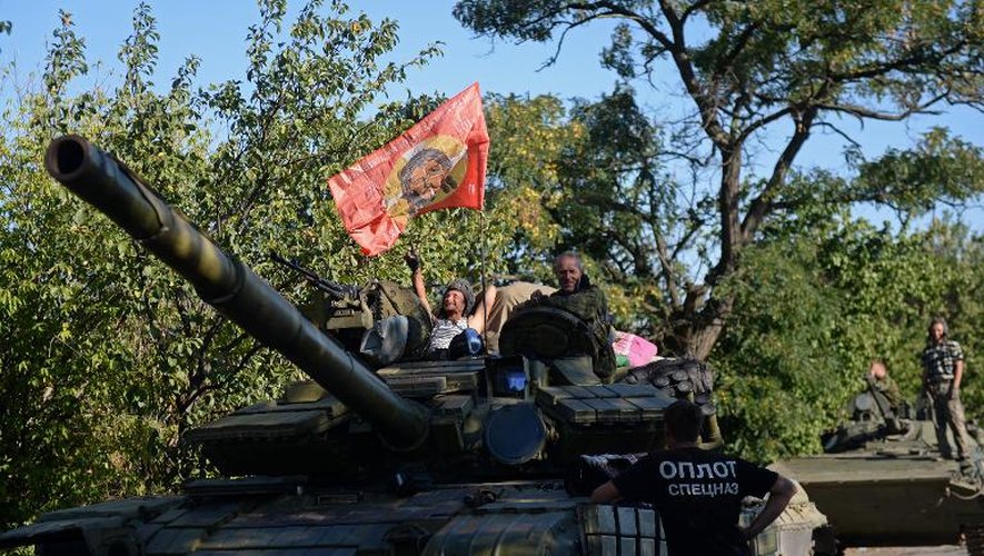 Combattants prorusses sur un char à Starobesheve, dans l'est de l'Ukraine, le 31 août 3014
