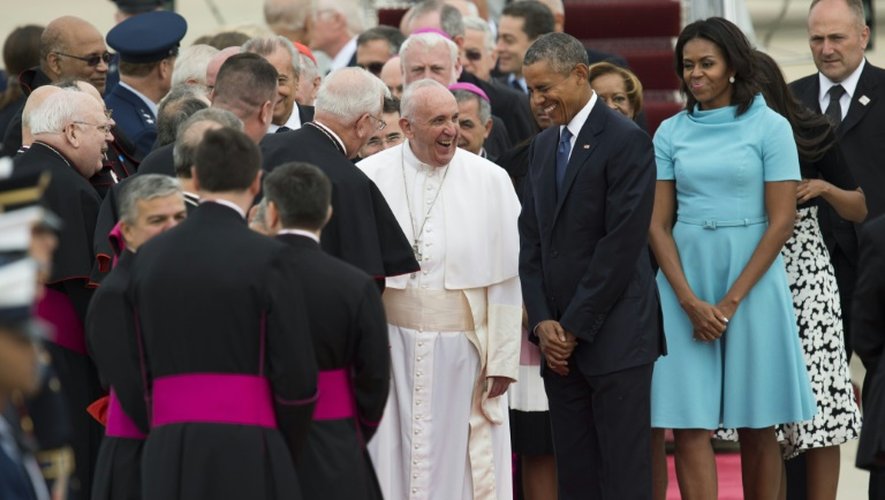 Le pape est accueilli par le président américain Barack Obama et son épouse Michelle à son arrivée à la base aérienne d'Andrews, le 22 septembre 2015