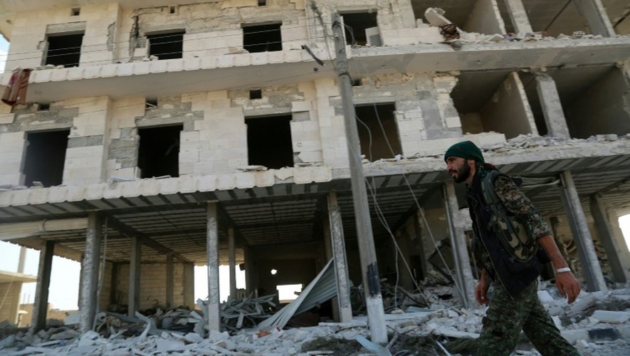 Immeuble dévasté à Minbej, le 23 juin 2016 où la bataille fait rage pour le contrôle de cette ville syrienne