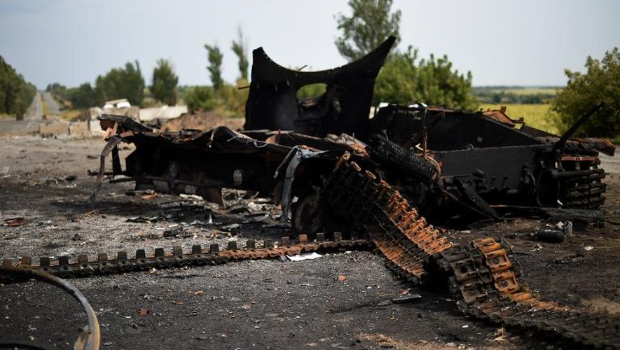 Un char détruit abandonné, le 1er septembre 2014 à Olenivka, au sud de Donetsk