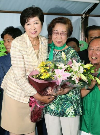 L'ancienne ministre de la Défense, Yuriko Koike, fête son élection au poste de gouverneur de Tokyo, le 30 juillet 2016 à Tokyo