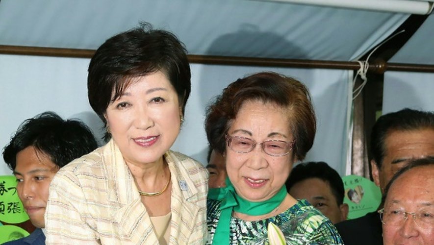 L'ancienne ministre de la Défense, Yuriko Koike, fête son élection au poste de gouverneur de Tokyo, le 30 juillet 2016 à Tokyo