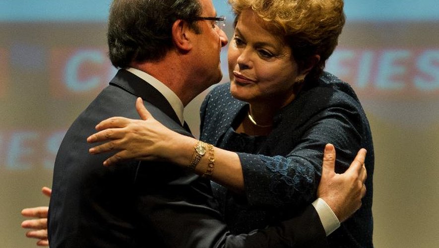 Le président français François Hollande et son homologue brésilienne Dilma Rousseff le 13 décembre 2013 à la Fédération des Industries brésiliennes à Sao Paulo