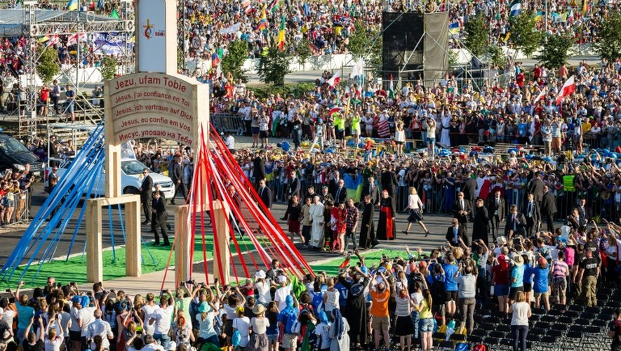 Des jeunes catholiques rassemblés pour une veillée au Campus Misericordiae à Brzegi, en Pologne, le 30 juillet 2016 dans le cadre des Journées Mondiales de la Jeunesse
