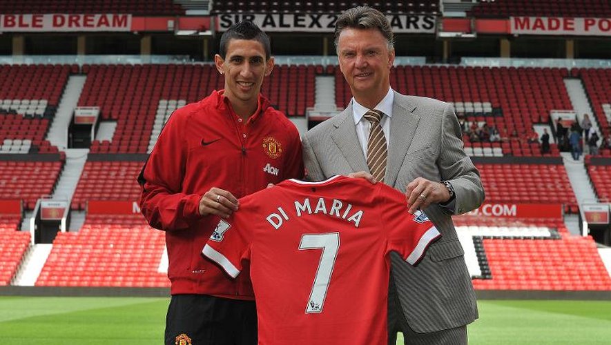 Le nouveau Mancunien Angel di Maria pose avec le manager de Manchester United, louis van Gaal, lors de sa présentation, le 28 août 2014